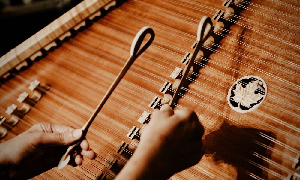 Ein Musiker spielt Hackbrett