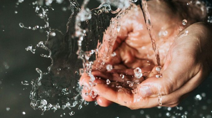 Händewaschen unter fließendem Wasser