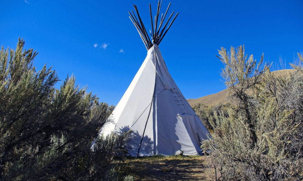 Weißes Indianer-Tipi in der Prärie