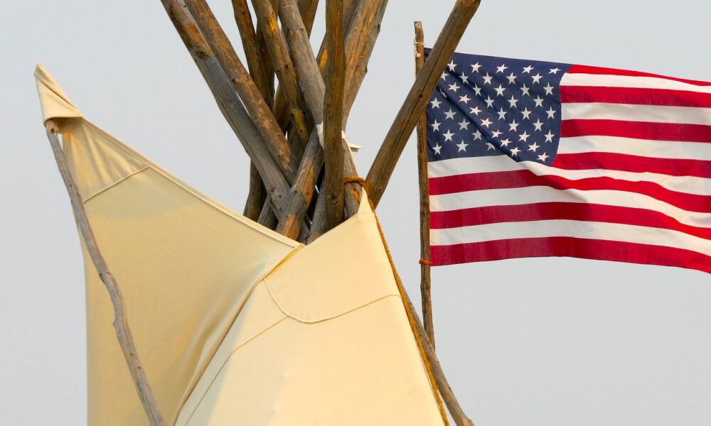 Spitze Eines Indianerzelts Mit US-Flagge Im Hintergrund