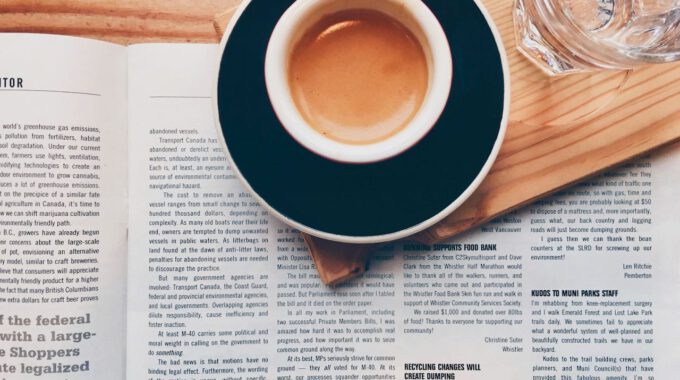 Morgenkaffee und Tageszeitung