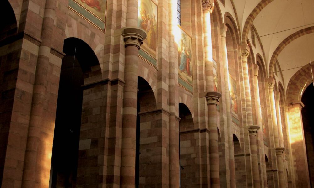 Innenansicht des Kaiserdoms Speyer im Nachmittagslicht