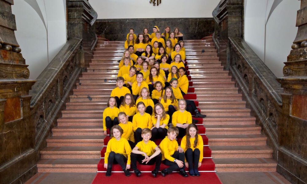 Mitglieder des Kinderchores auf der Freitreppe des Neuen Rathauses