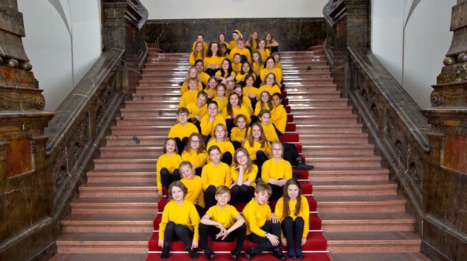 Mitglieder des Kinderchores auf der Freitreppe des Neuen Rathauses
