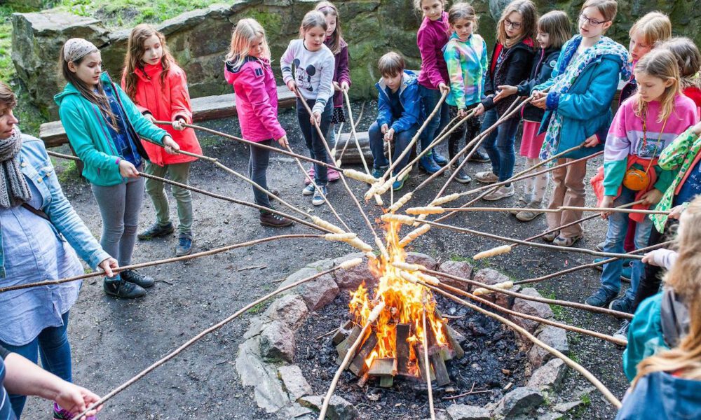Mitglieder des Kinderchores am Lagerfeuer in der Jugendherberge Bad Lausick