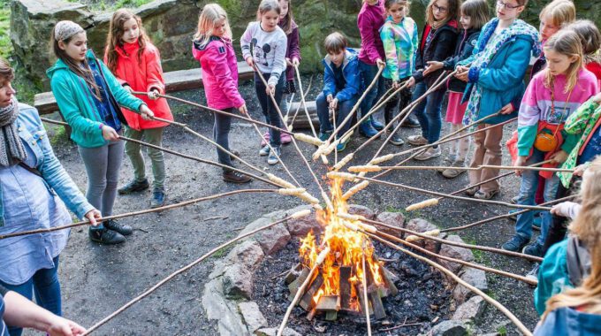 Mitglieder des Kinderchores am Lagerfeuer in der Jugendherberge Bad Lausick
