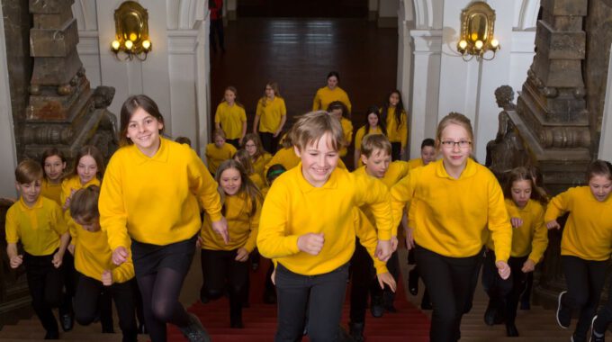 Mitglieder des Kinderchores im Neuen Rathaus