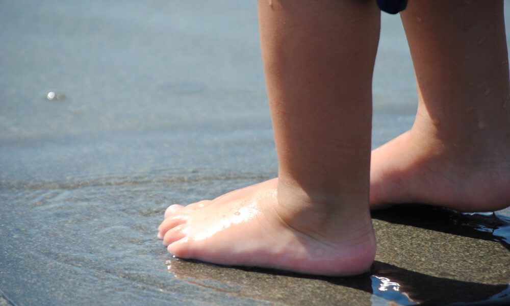 Kinderfüße im flachen Wasser