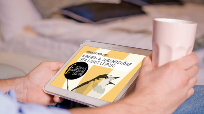 Der neue Konzertkalender für das Jahr 2020 wird auf einem Tablet angezeigt.