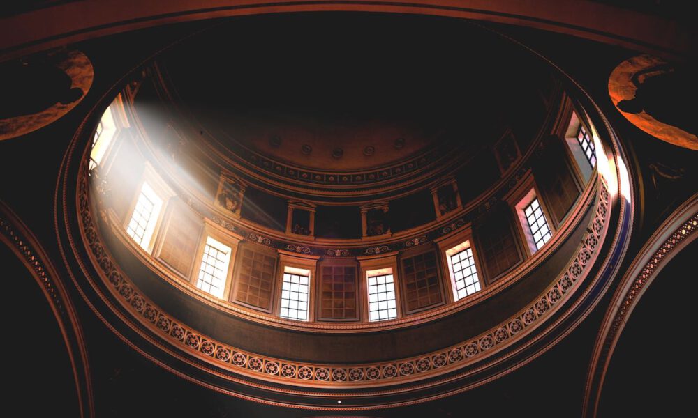 Licht fällt in die Kuppel der Nikolaikirche Potsdam