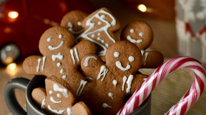 Weihnachtlich dekorierte Lebkuchenmänner (und -frauen)