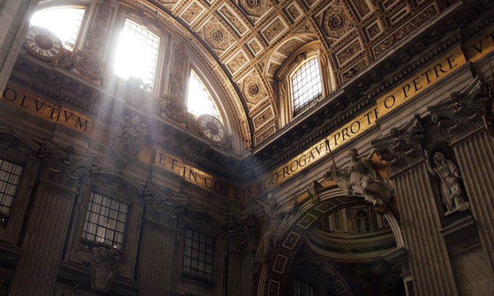 Lichteinfall in einer Seitenkapelle des Petersdoms