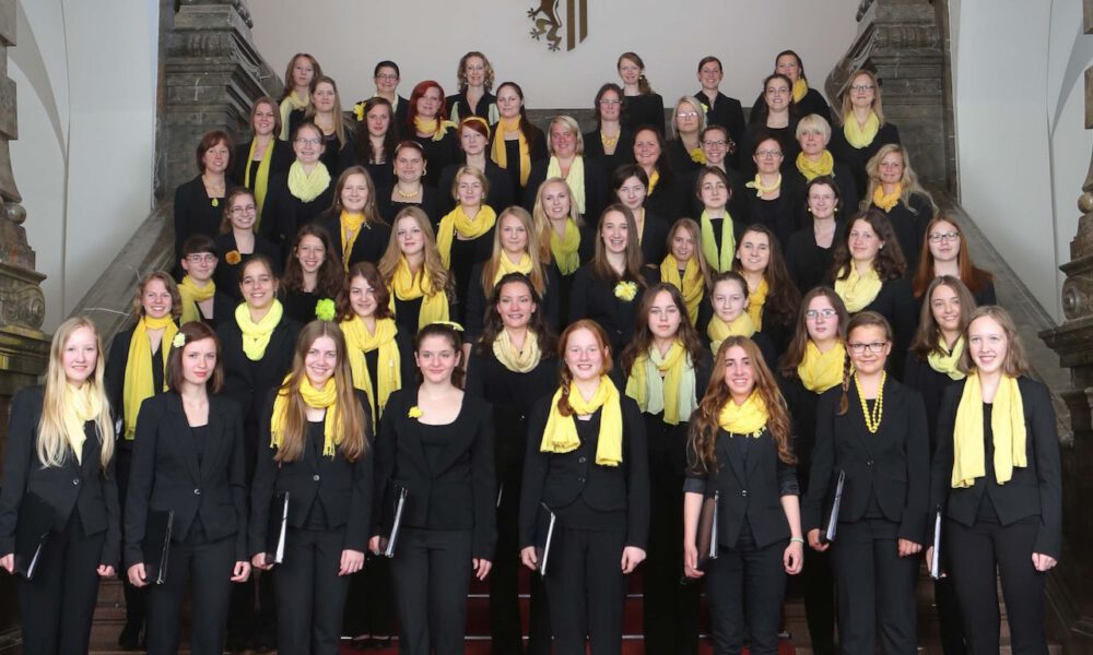 Mädchenchor und Ensemble auf der Freitreppe des Neuen Rathauses