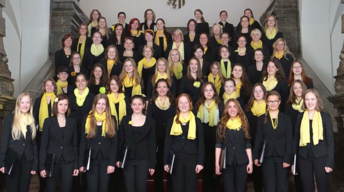 Mädchenchor und Ensemble auf der Freitreppe des Neuen Rathauses