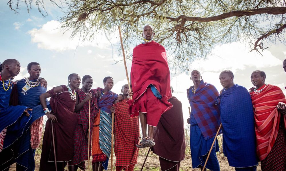 Tanzende Masais Im Serengeti-Nationalpark Tansania
