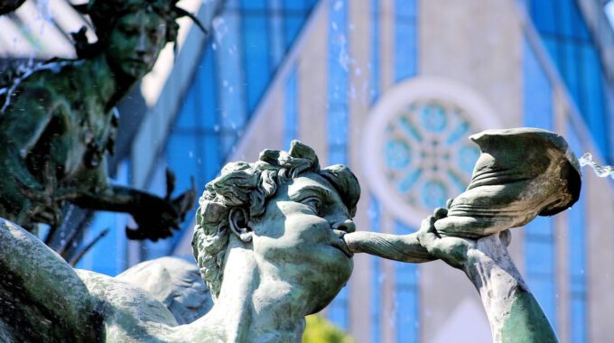 Mendebrunnen und Universität Leipzig