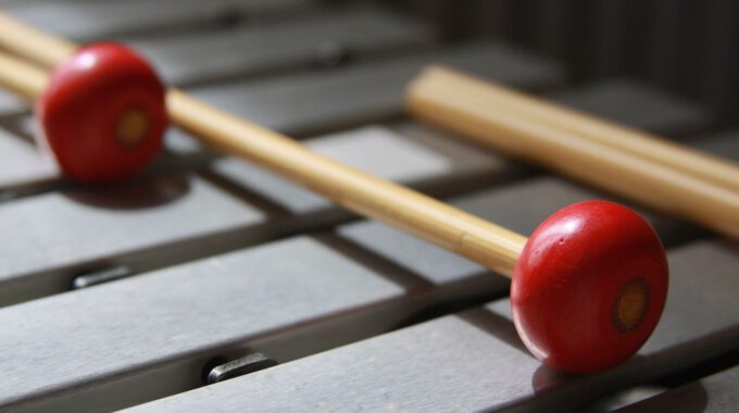 Metallophon mit zwei farbigen Schlägeln