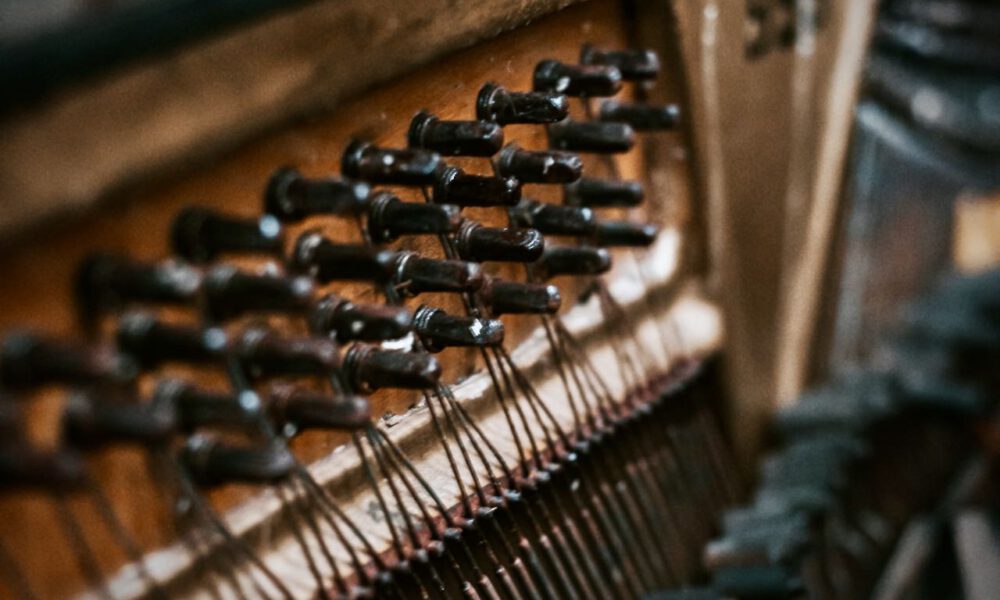 Nahaufnahme der Stimmwirbel eines Klaviers