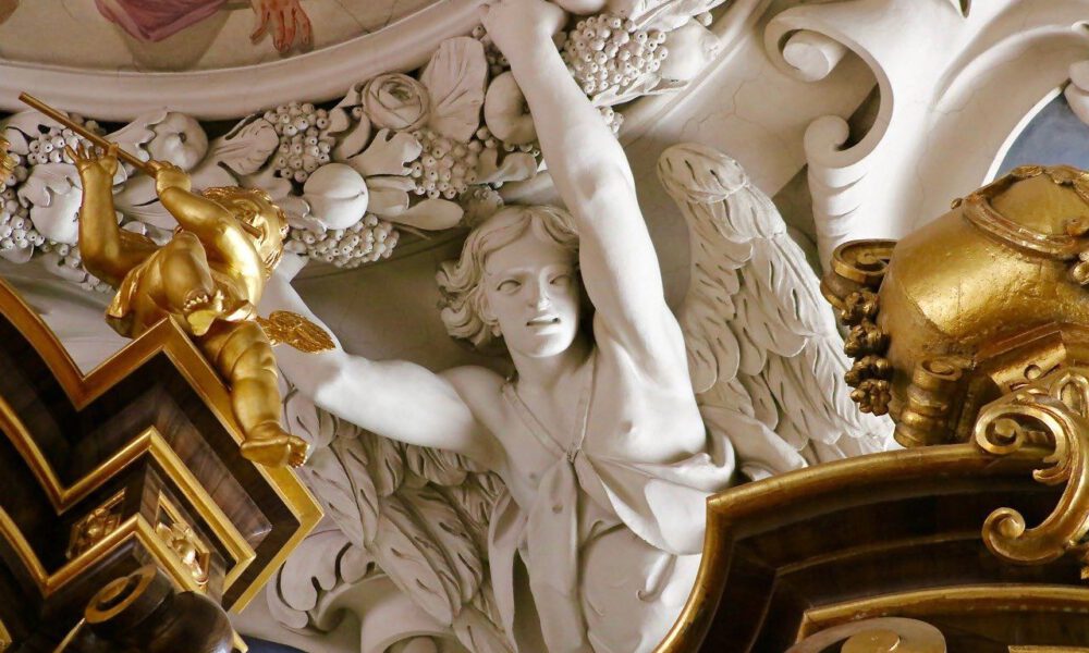 Barocker Schmuck an der Decke des Passauer Doms