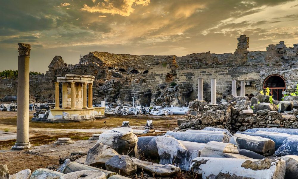 Ruine des römischen Theaters in der Altstadt von Side (Türkei)