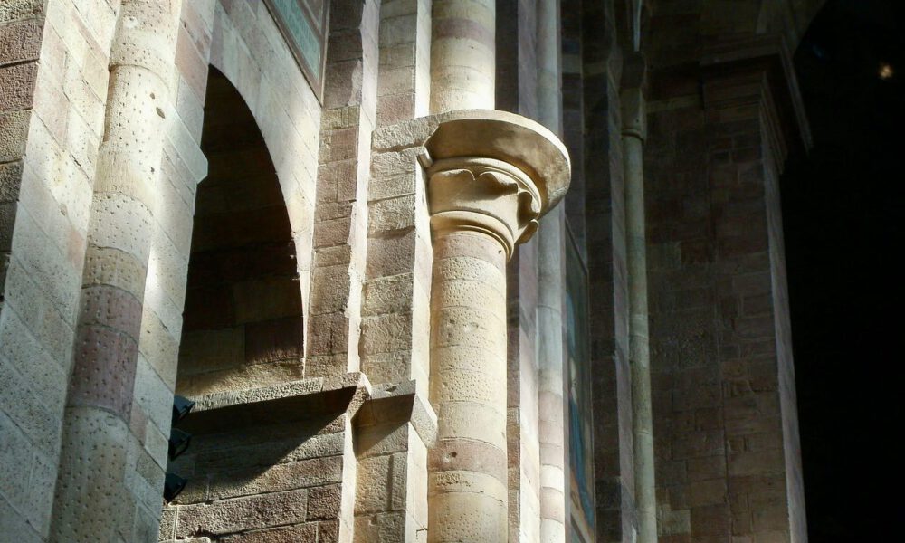 Romanische Säulenkapitelle im Dom zu Speyer