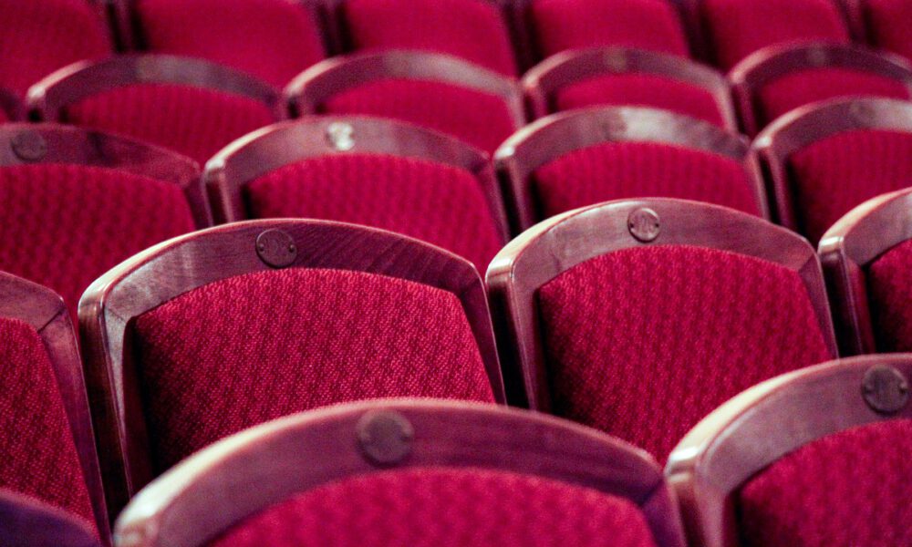 Rote, nummerierte Theaterbestuhlung