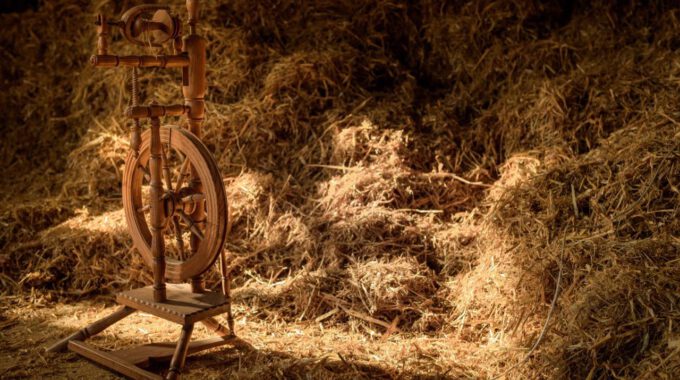 Szene aus Rumpelstilzchen: Spinnrad und Stroh