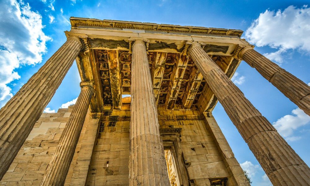 Säulen der Akropolis in Athen vor blauem Himmel