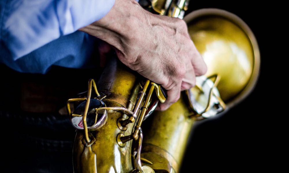 Ein Musiker spielt Saxophon