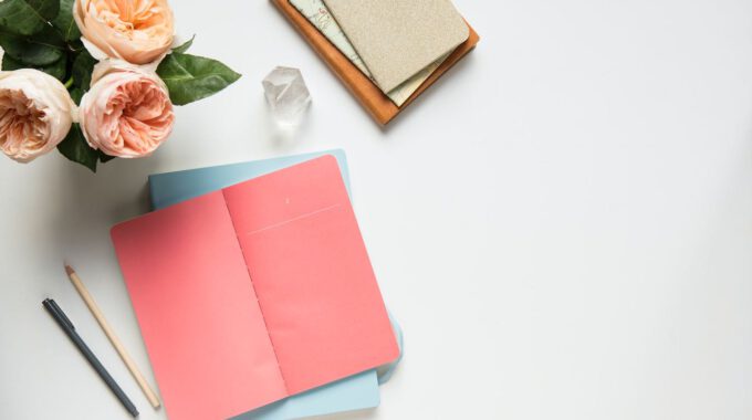 Schreibtisch mit farbigem Schreibpapier