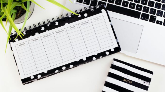 Schreibtisch mit Laptop und Kalender