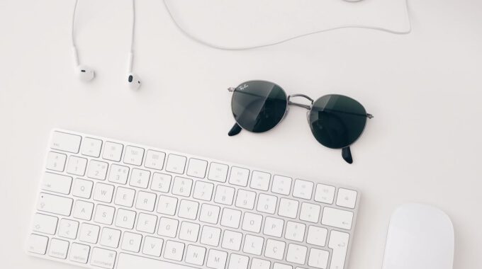 Schreibtisch mit Tastatur und Sonnenbrille