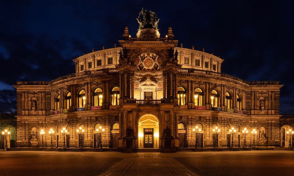 Semperoper Dresden bei Nacht