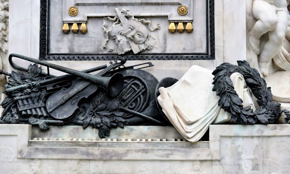 Sockel des Mozart-Denkmals Wien mit Instrumenten
