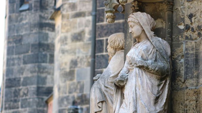 Verwitterte Steinskulpturen an der Thomaskirche Leipzig