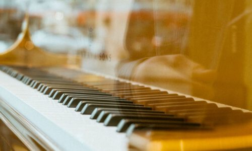 Holzfarbener Steinway-Flügel, Gesehen Durch Ein Schaufenster
