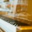 Holzfarbener Steinway-Flügel, Gesehen Durch Ein Schaufenster