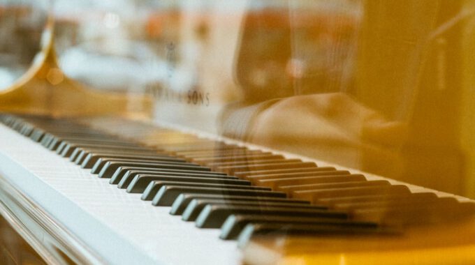 Holzfarbener Steinway-Flügel, gesehen durch ein Schaufenster