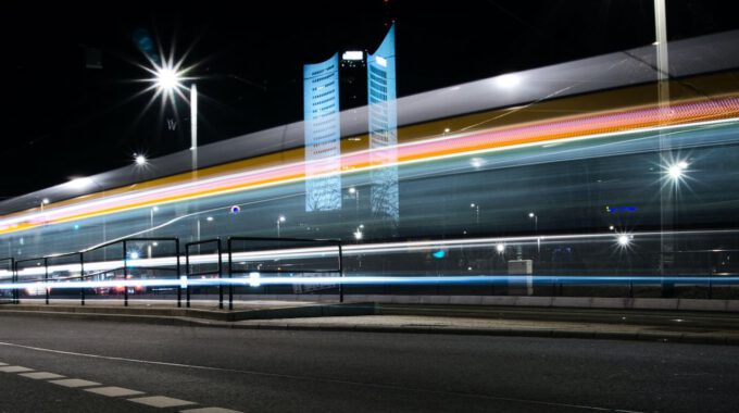 Straßenbahn und Uniriese in Leipzig bei Nacht