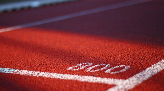 800-Meter-Marke einer Tartanbahn