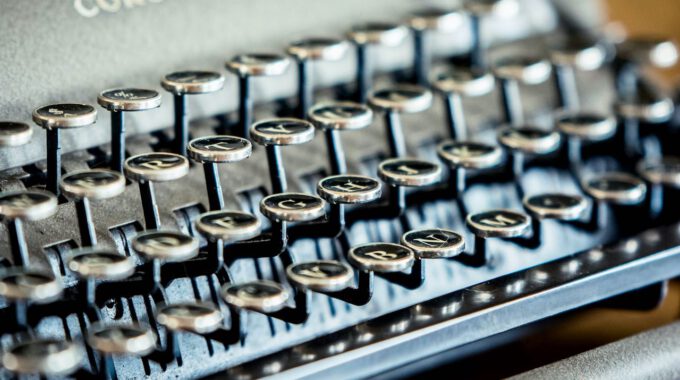 Tastatur einer Schreibmaschine der Marke "Corona"