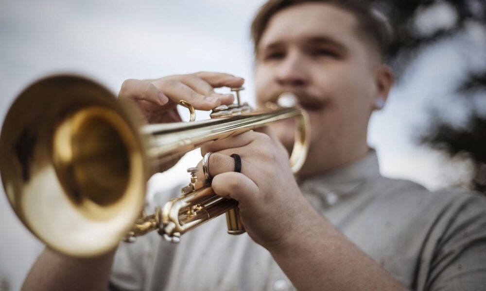 Ein Musiker spielt Trompete