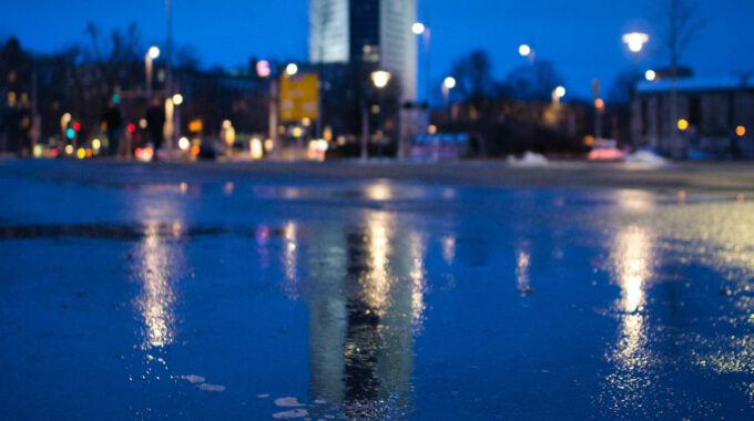 Der Leipziger Uniriese während der "blauen Stunde"