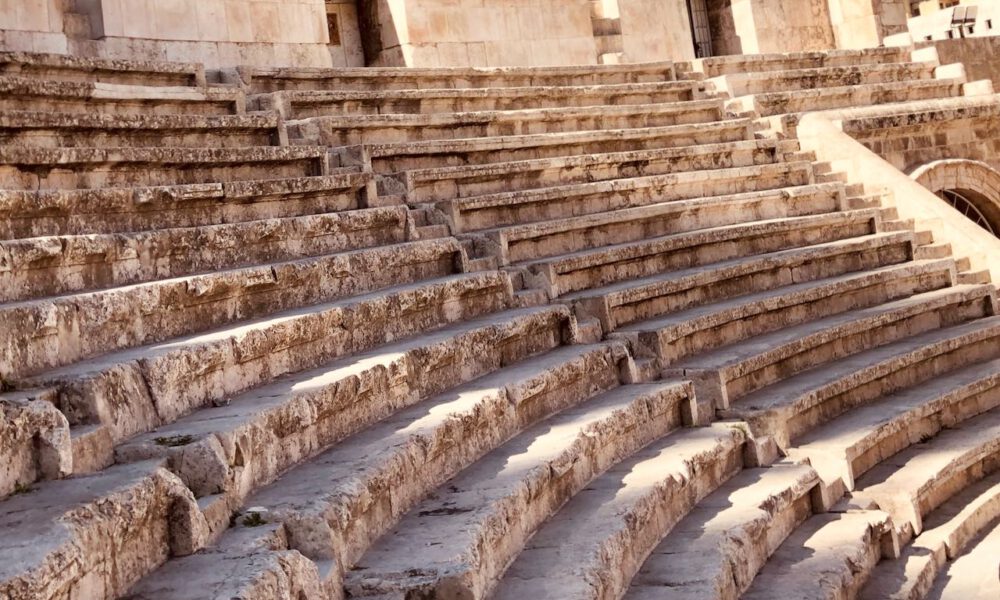 Verwitterte Stufen eines antiken Theaters