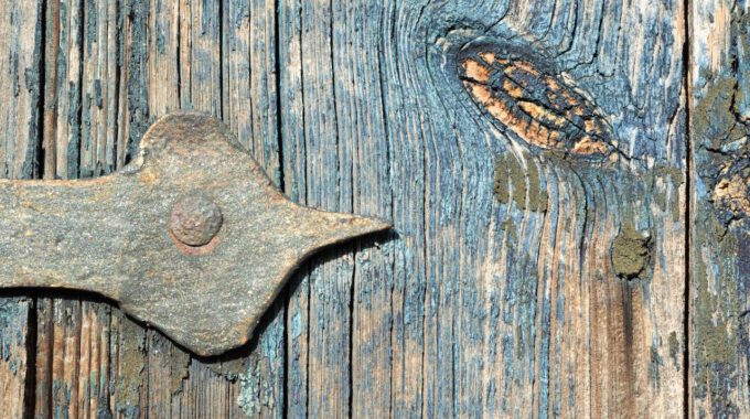 Verwittertes Holz mit Türbeschlag
