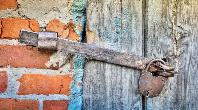 Vorhängeschloss mit farbigem Mauerwerk