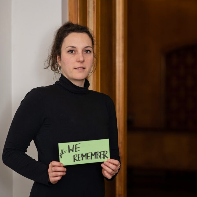 Mitarbeiter:innen der Schola Cantorum Leipzig mit dem Hashtag #weremember