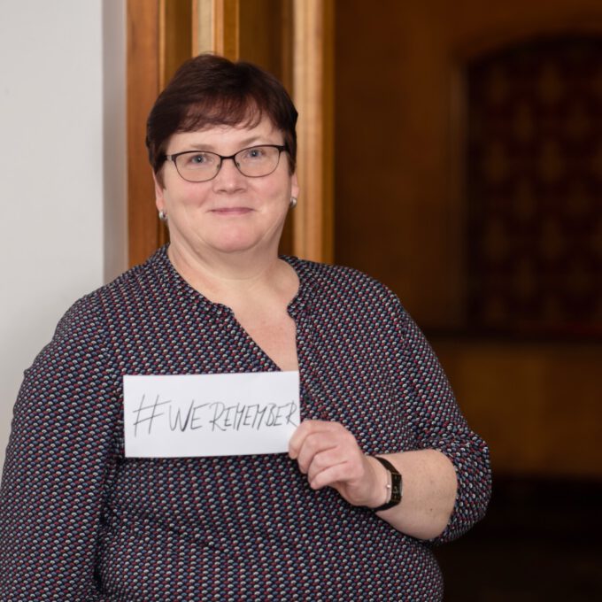 Mitarbeiter:innen der Schola Cantorum Leipzig mit dem Hashtag #weremember