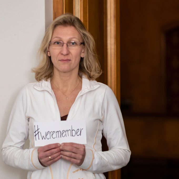 Mitarbeiter:innen der Schola Cantorum Leipzig mit dem Hashtag #weremember