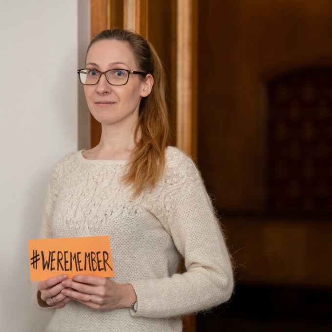 Mitarbeiter:innen der Schola Cantorum Leipzig mit dem Hashtag #weremember